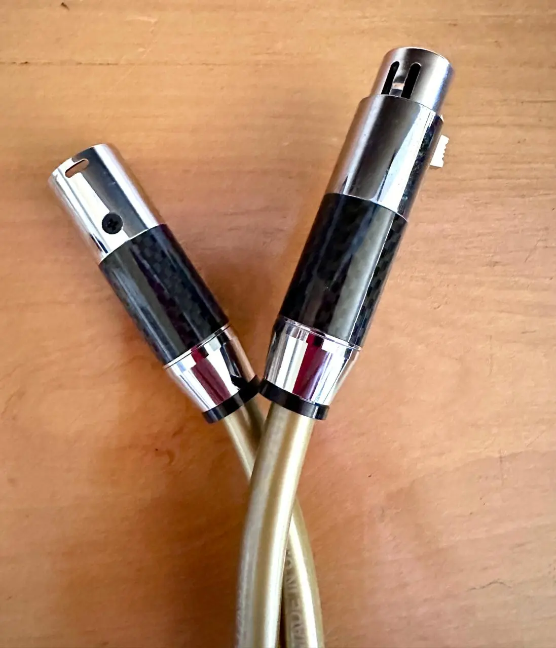 1 Cabo interconexao XLR hexlink 5 c com plugs Fibra de carbono 9.00 mm prata puro high end - 2 m - Imagem 2